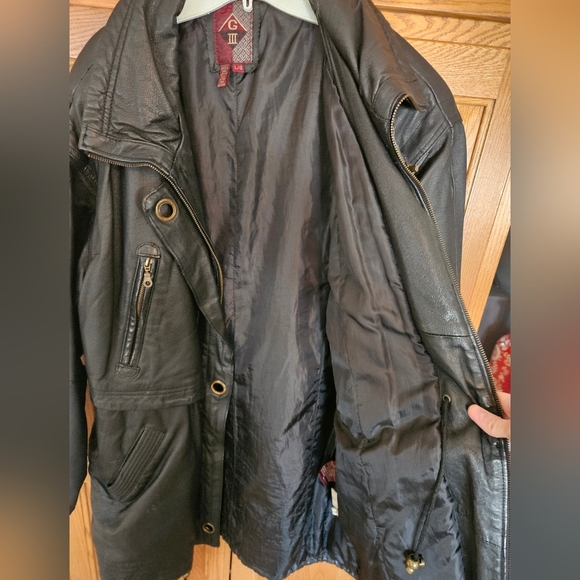 Vintage Women's Black Leather Coat - Picture 8 of 11